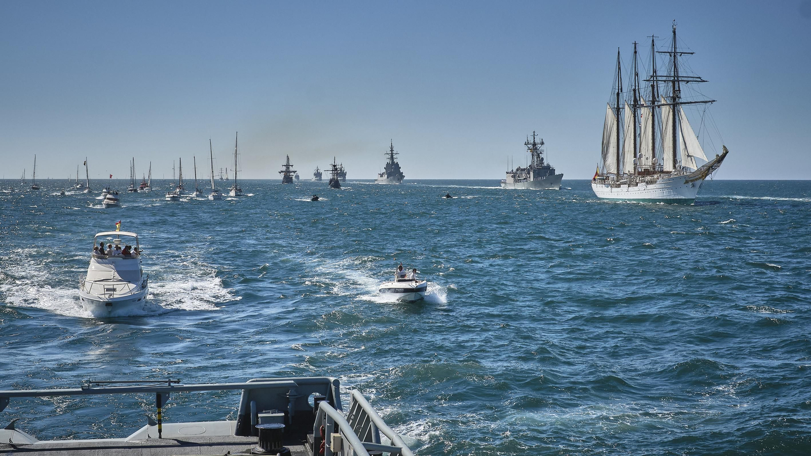 Parada naval y aérea en homenaje a Elcano en aguas de Sanlúcar. Parada naval y aérea en homenaje a Elcano en aguas de Sanlúcar.