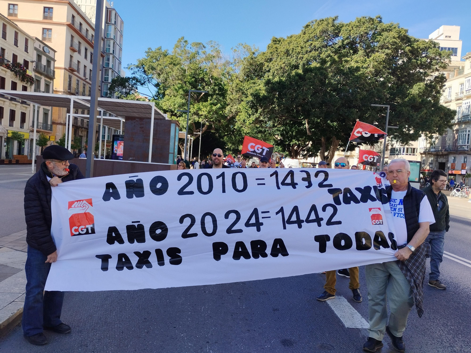 Asalariados del taxi de Málaga se manifiestan por la Alameda Principal.
