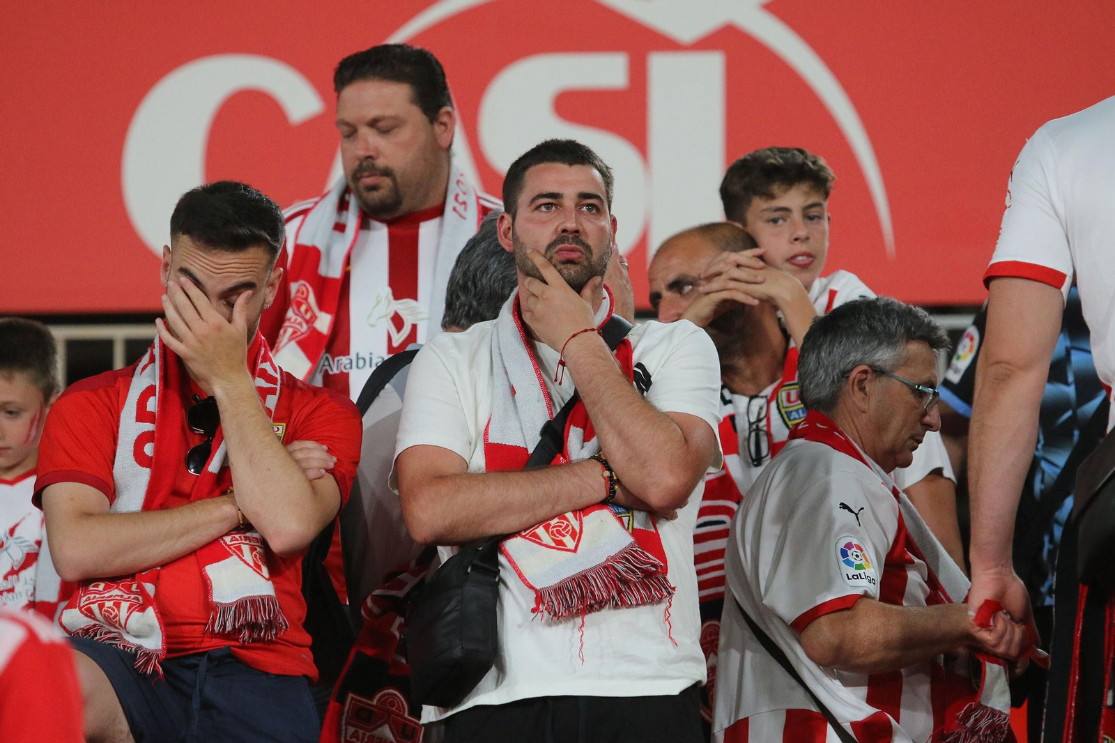 Las imágenes de la decepción de los aficionados del Almería