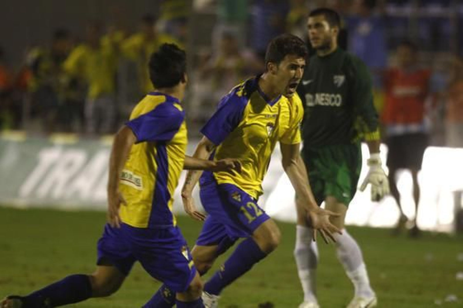 Dioni, recién salido al terreno de juego, celebra el 2-0. El tanto del malagueño sirvió para que el Cádiz se llevara su trofeo.

Foto: Jesus Marin