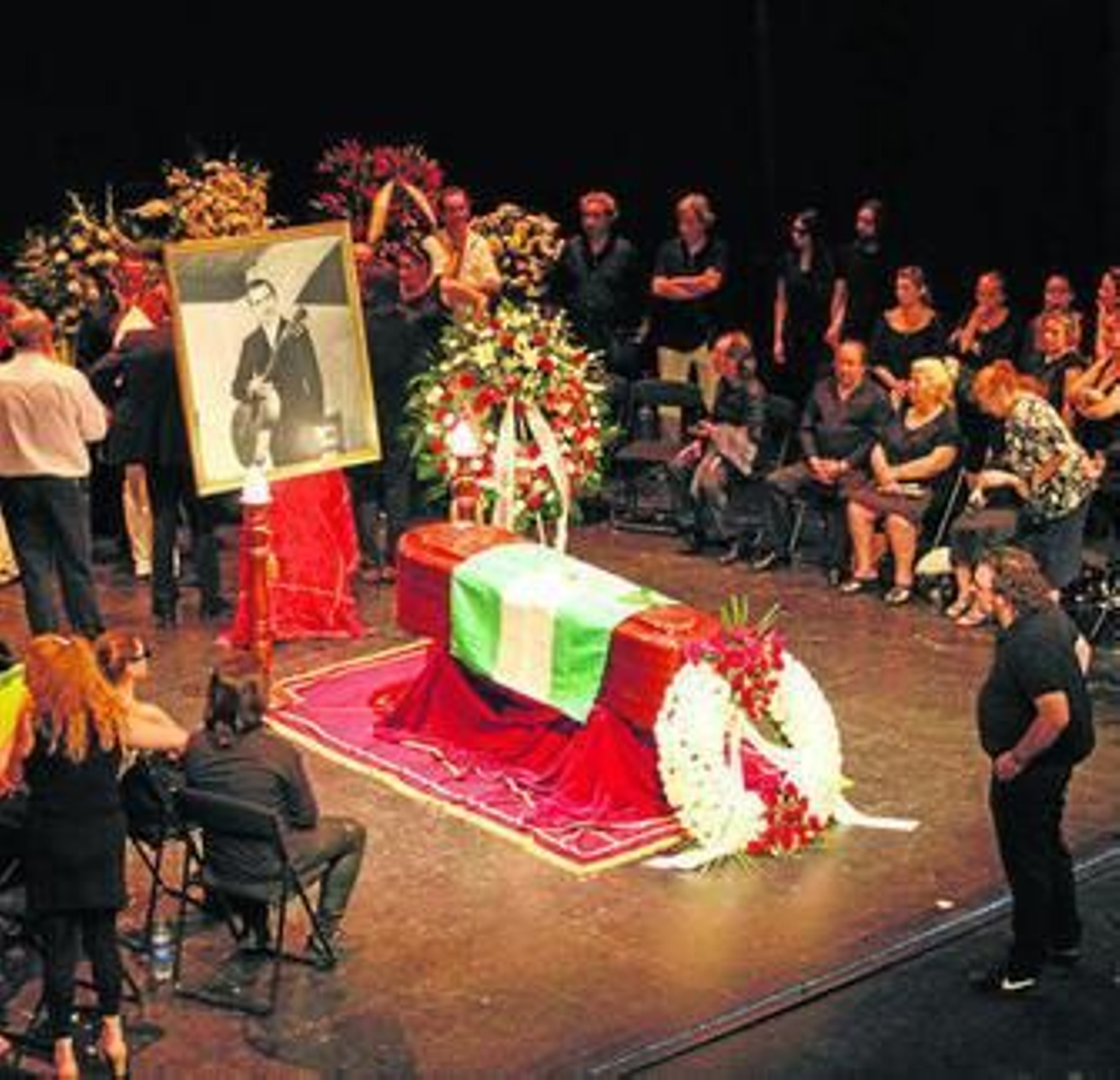 La capilla ardiente de Juan Habichuela, instalada en el Teatro Isabel la Católica de Granada.