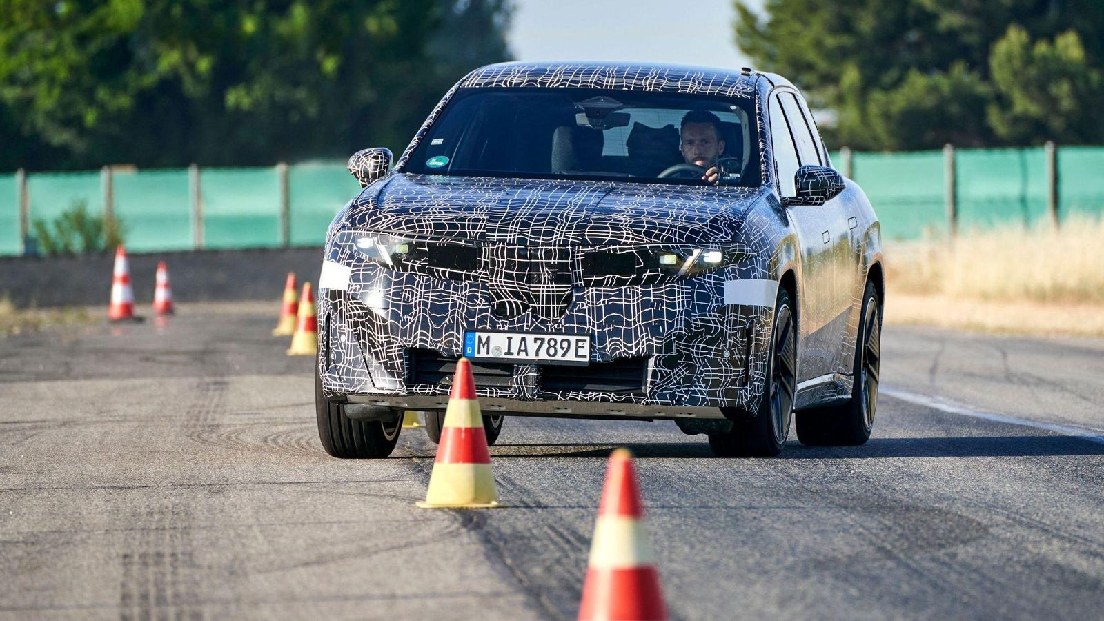 El circuito de Miramas, en Francia, es el lugar en el que se están ultimando los retoques del iX3 de BMW antes de que entre a fabricarse en serie. El circuito de Miramas, en Francia, es el lugar en el que se están ultimando los retoques del iX3 de BMW antes de que entre a fabricarse en serie.