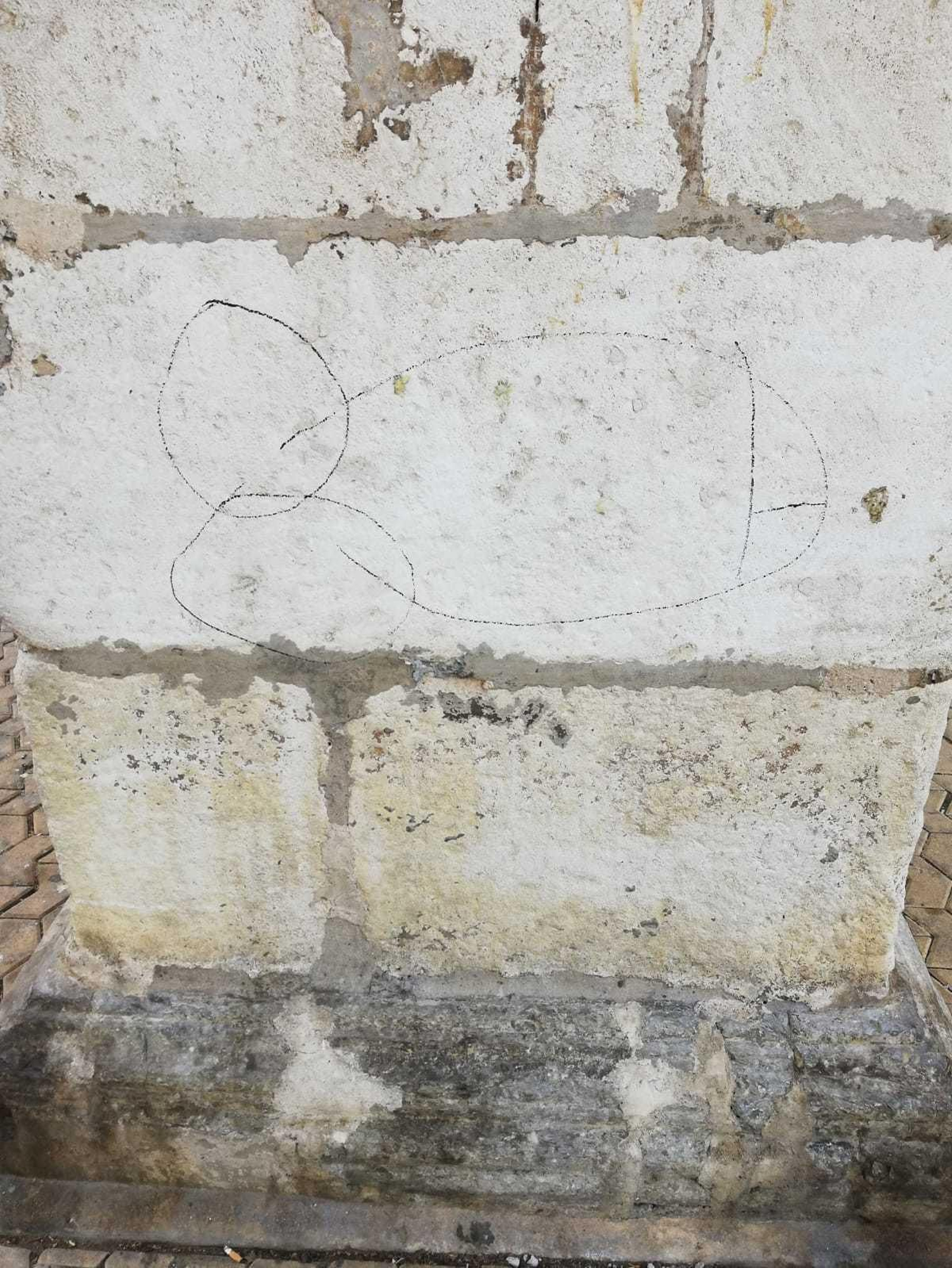 Trabajos de limpieza en los columnas de la Alameda de Hércules