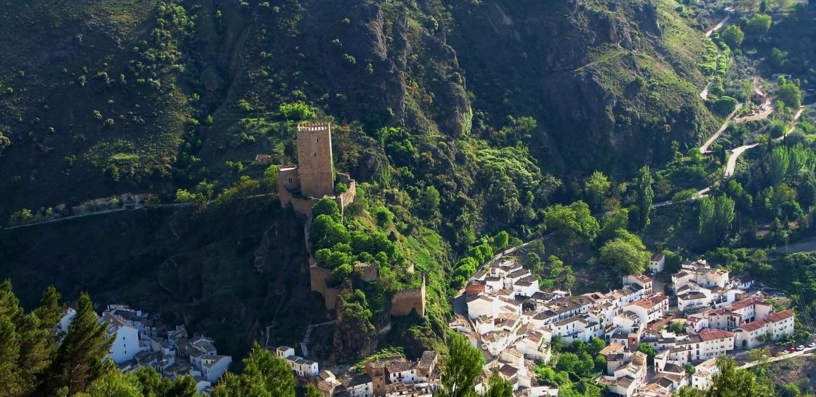 Vista aérea del Castillo de la Yedra, una fortaleza bereber-castellana situada sobre el cerro de Salvatierra.