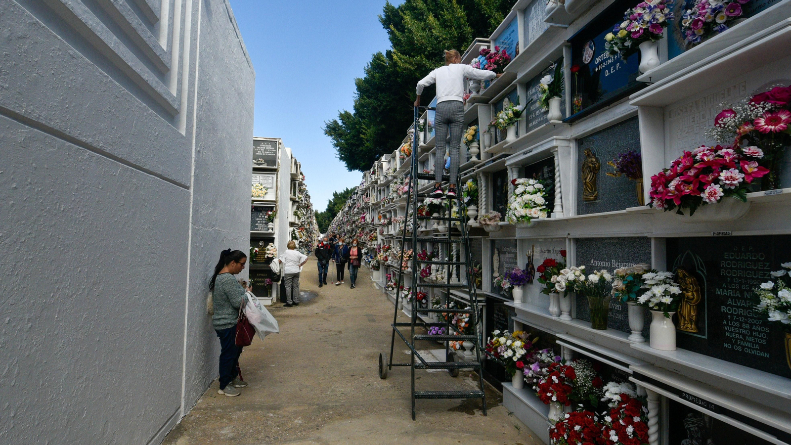 Dia de Todos los Santos en el cementerio de Algeciras