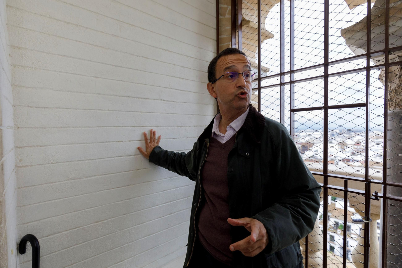 Eduardo Martínez Moya enseña en nuevo acabado de los paramentos.