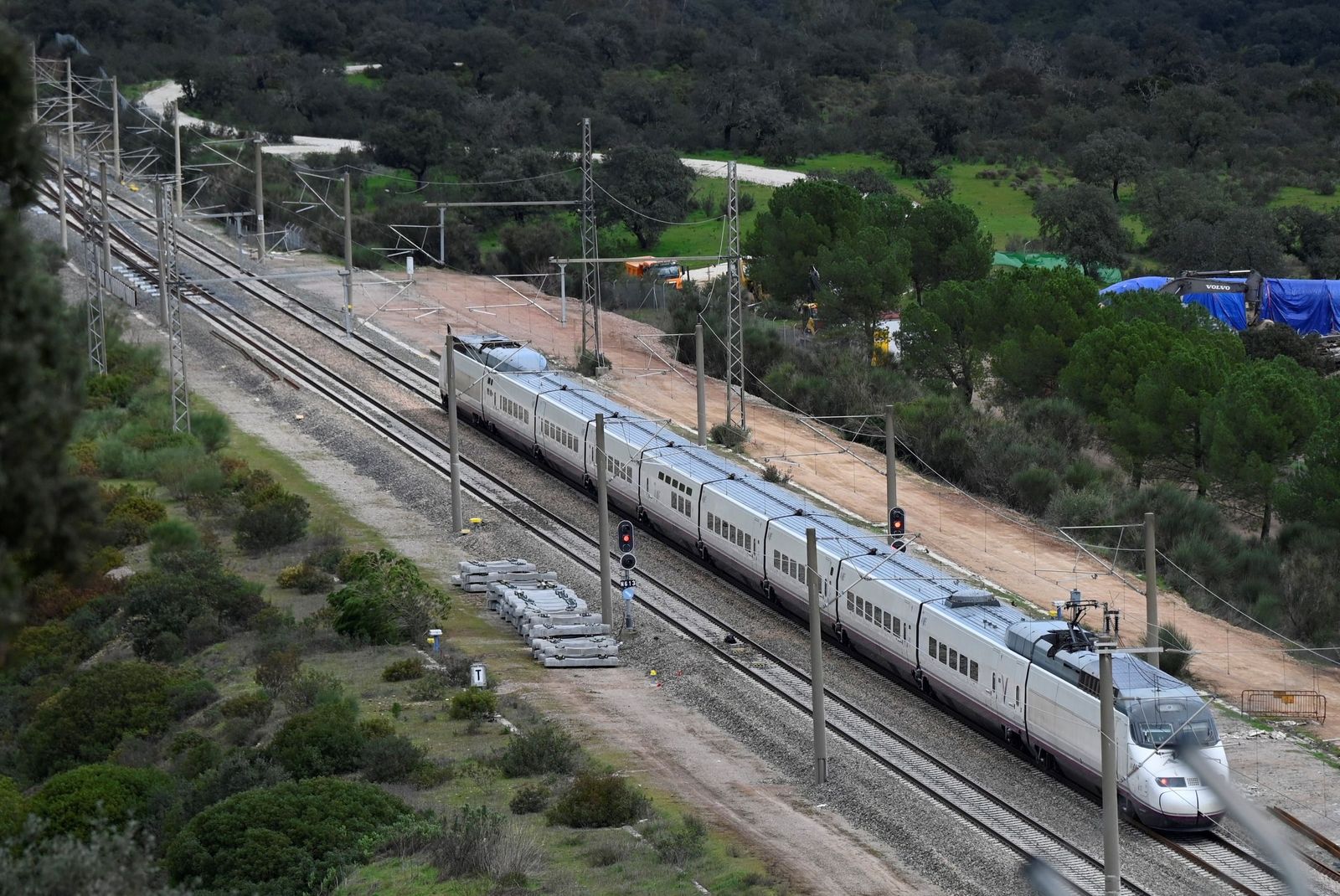 Los trenes vuelven a Adamuz un mes después de la tragedia, en imágenes