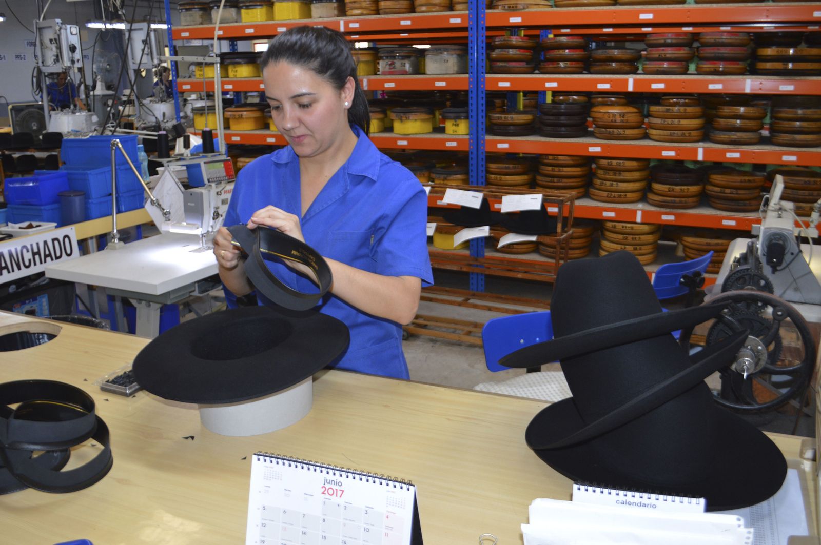 Una trabajadora durante la elaboración