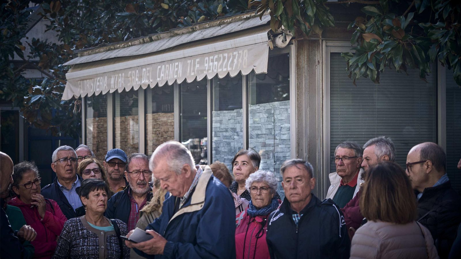 Un grupo de turistas en la plaza de las Flores, ante un quiosco cerrado. Un grupo de turistas en la plaza de las Flores, ante un quiosco cerrado.