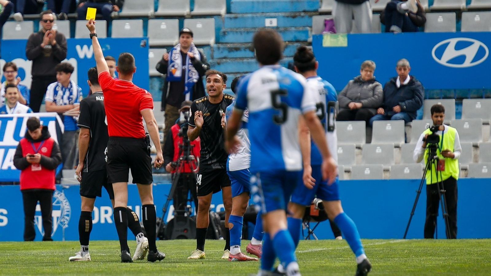 Aleix Coch, amonestado por el árbitro en Sabadell.