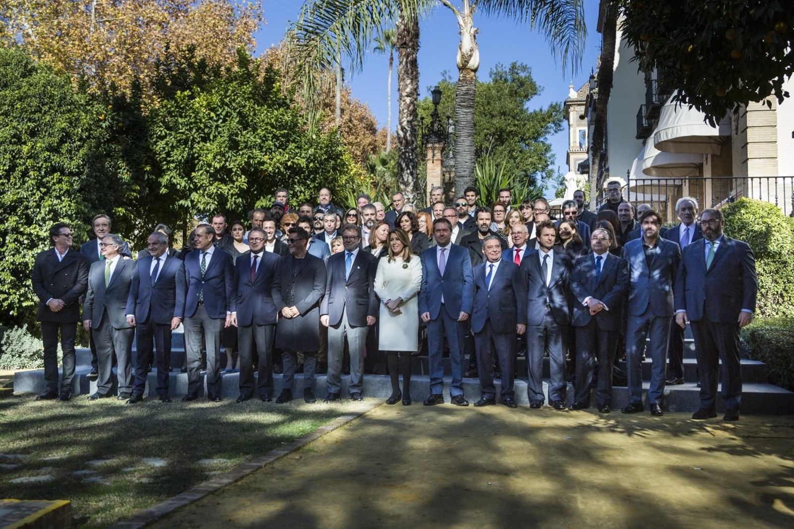 El alcalde y Díaz, junto a los premiados. El alcalde y Díaz, junto a los premiados.