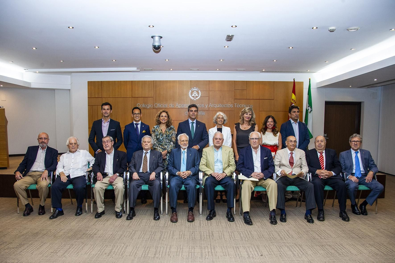 El presidente, José Manuel Flores, y la Junta de Gobierno del Colegio Oficial de Aparejadores y Arquitectos Técnicos de Sevilla, con los homenajeados que han cumplido 50 años de colegiación.