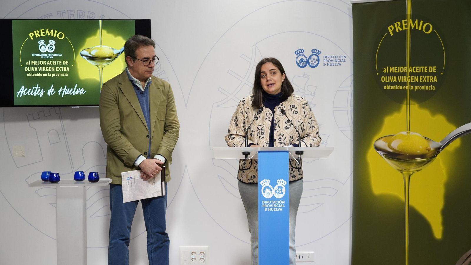 Francisco Alcántara y Patricia Millán en la presentación del Premio Diputación de Huelva al Mejor Aceite de Oliva Virgen Extra (AOVE) de la provincia.