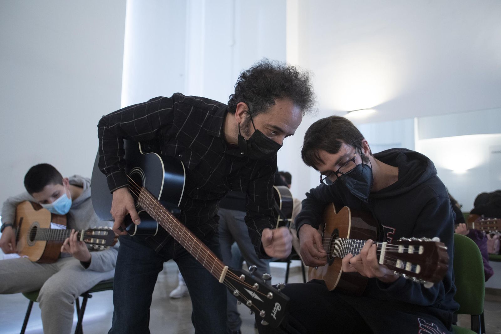 Fotos: Popi y Quini Almendros enseñan música a los jóvenes de la Asociación Homo Sapiens