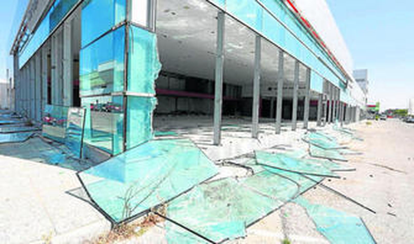 Imagen de uno de los concesionarios abandonados en la avenida Tio Pepe.