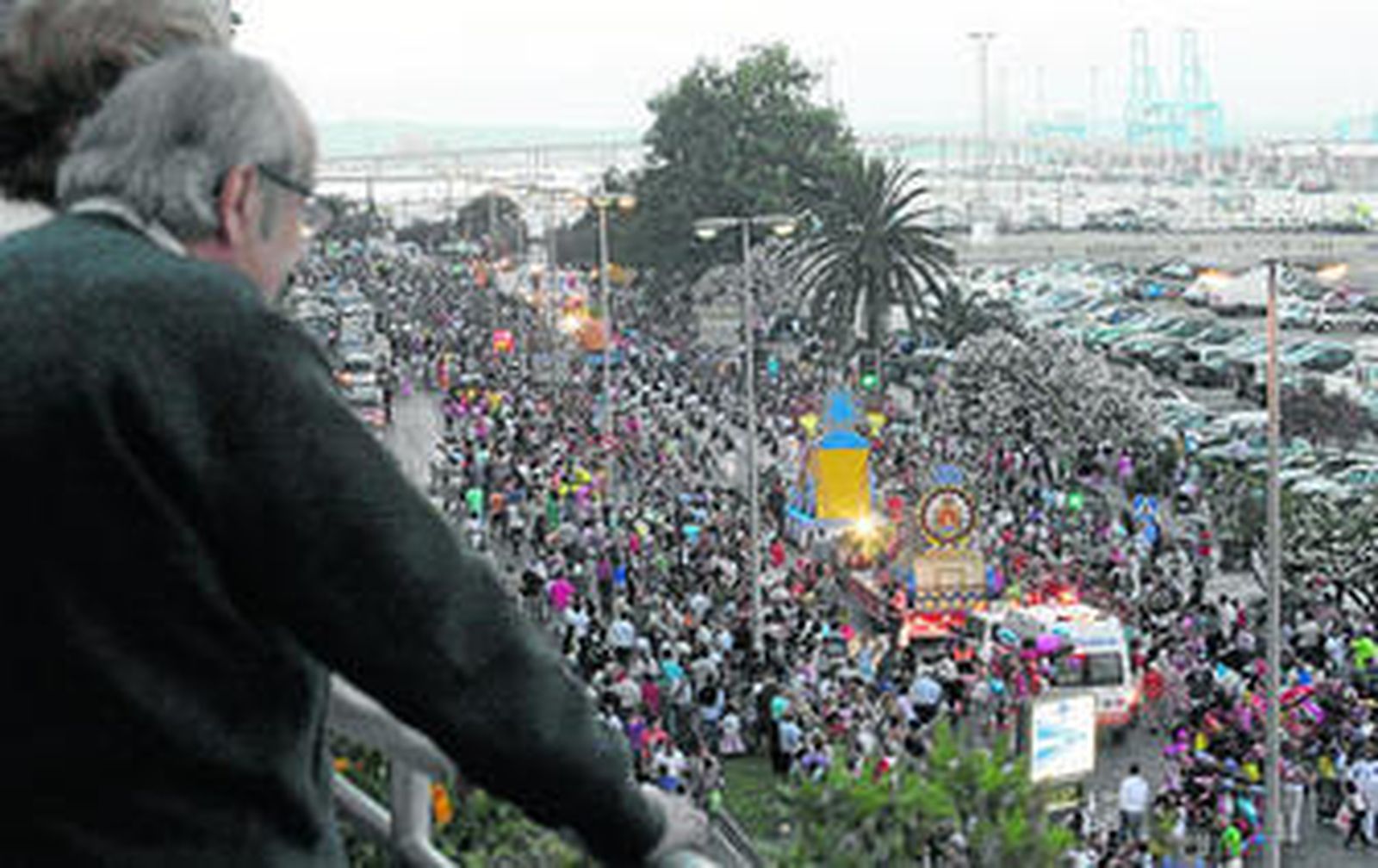 Un hombre observa el desfile de la cabalgata anunciadora de la Feria Real desde La Escalinata, ayer