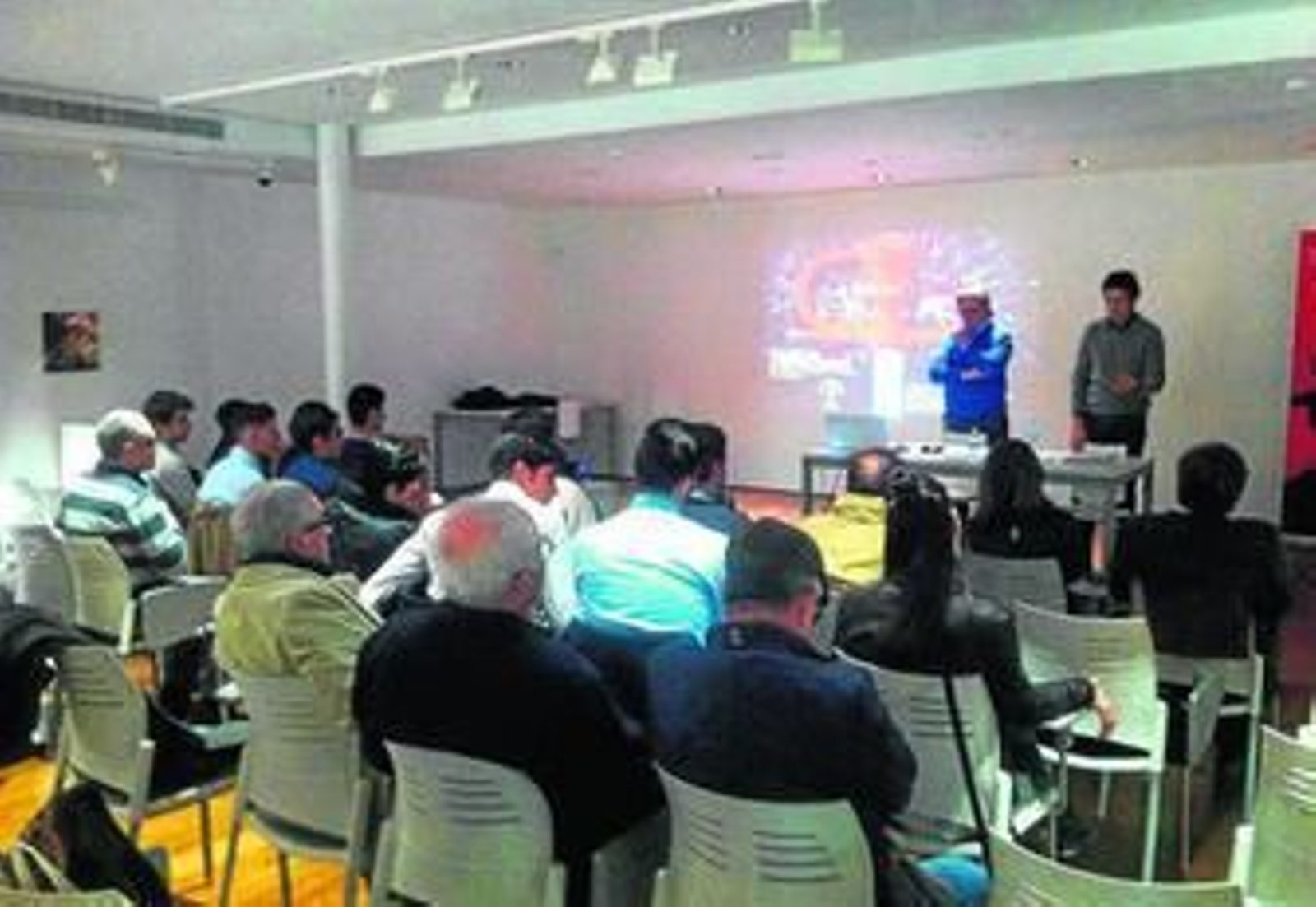 El ponente impartiendo su charla en el Museo de la Guitarra.