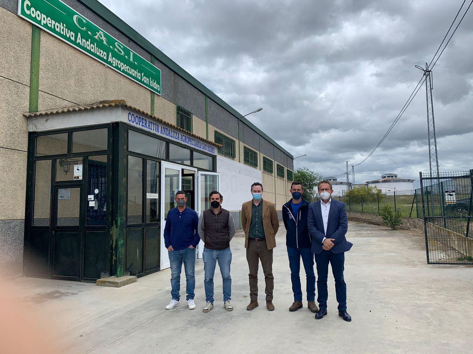 Reunión entre Manuel Torres, Juan Ramón Pérez y los representantes de la Cooperativa Agropecuaria San Isidro y la Asociación de Frisona de Dos Torres.