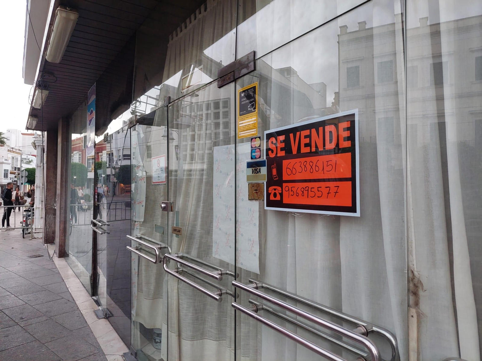 El nuevo cartel, colocado en el escaparate del local.