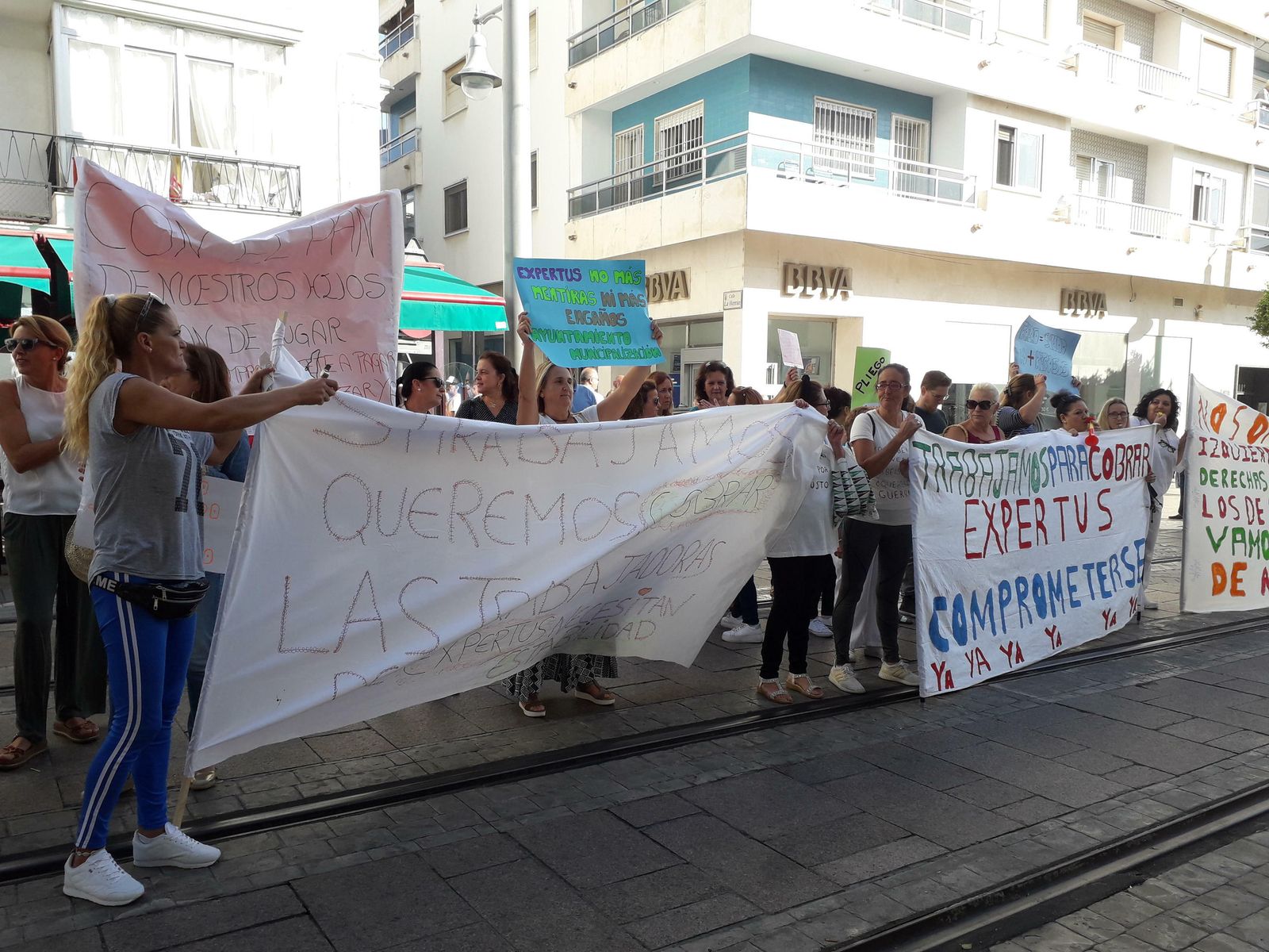 Protesta de las limpiadoras en la puerta de Alcaldía.