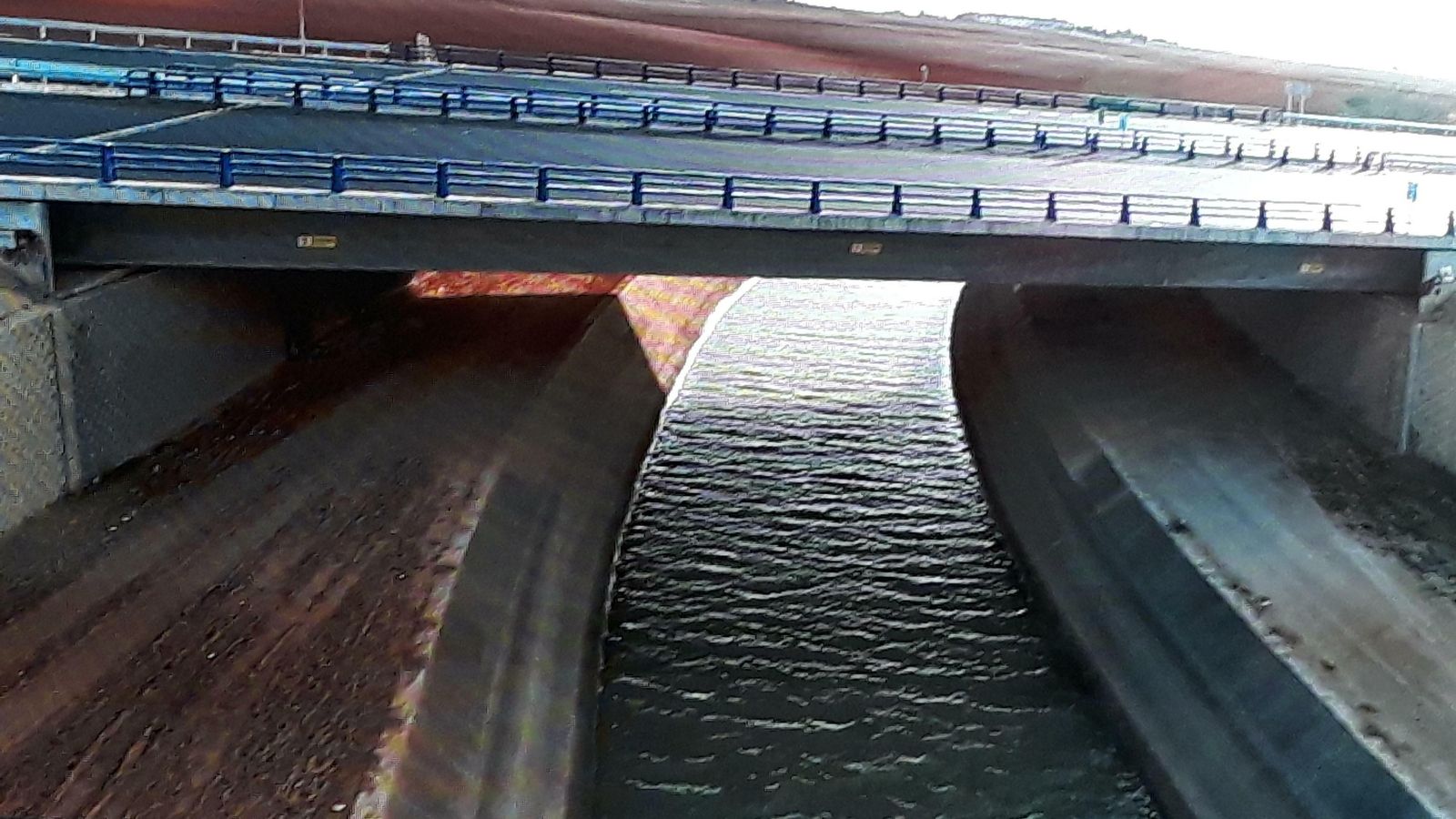 El paso de la SE-40 por el canal del Bajo Guadalquivir.