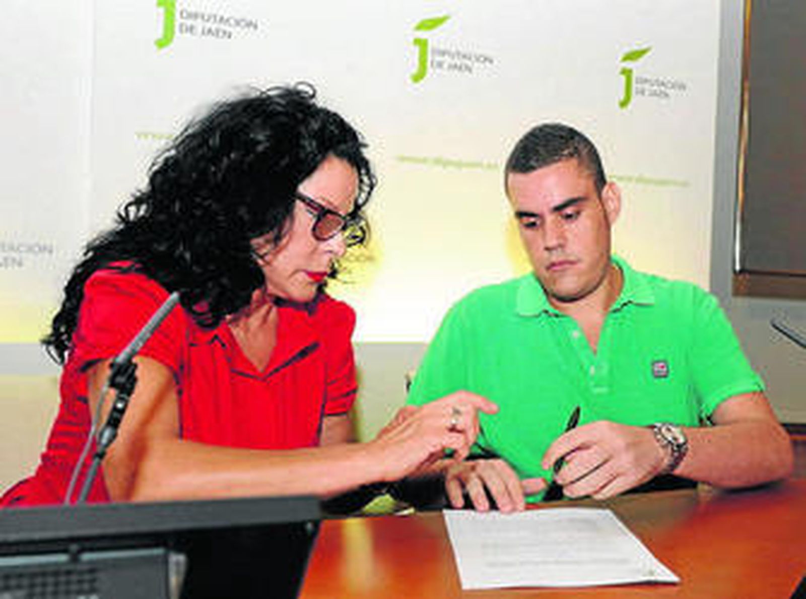 Lucía Izquierdo, la nuera del escritor, firma el acuerdo junto a su hijo Miguel Hernández.