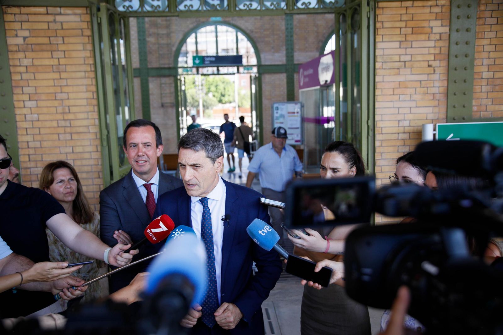 El delegado del Gobierno, Pedro Fernández, visita la estación histórica de Renfe en Almería, en imágenes