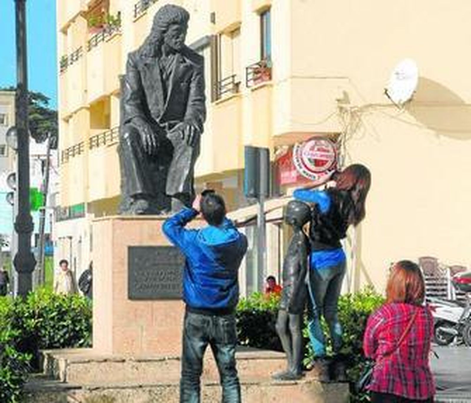 Turistas fotografiando la estatua de Camarón.