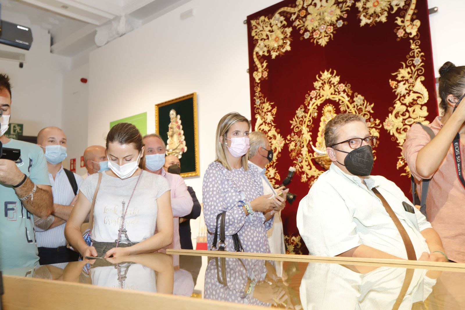 Imágenes de la inauguración de la exposición Regina Roris en la sala de la Fundación Cajasol 'El Comercial'