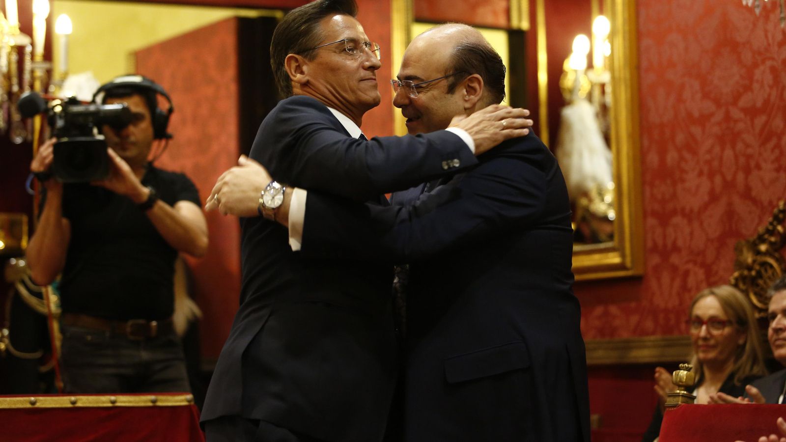 Luis Salvador y Sebastián Pérez se abrazan en el Salón de Plenos.