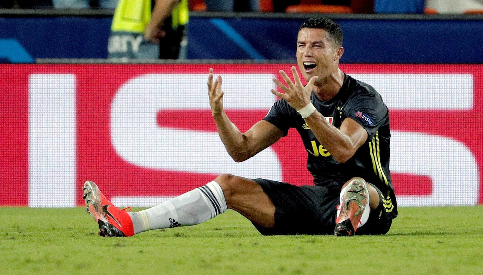 Cristiano Ronaldo reacciona tras ser expulsado ante el Valencia.