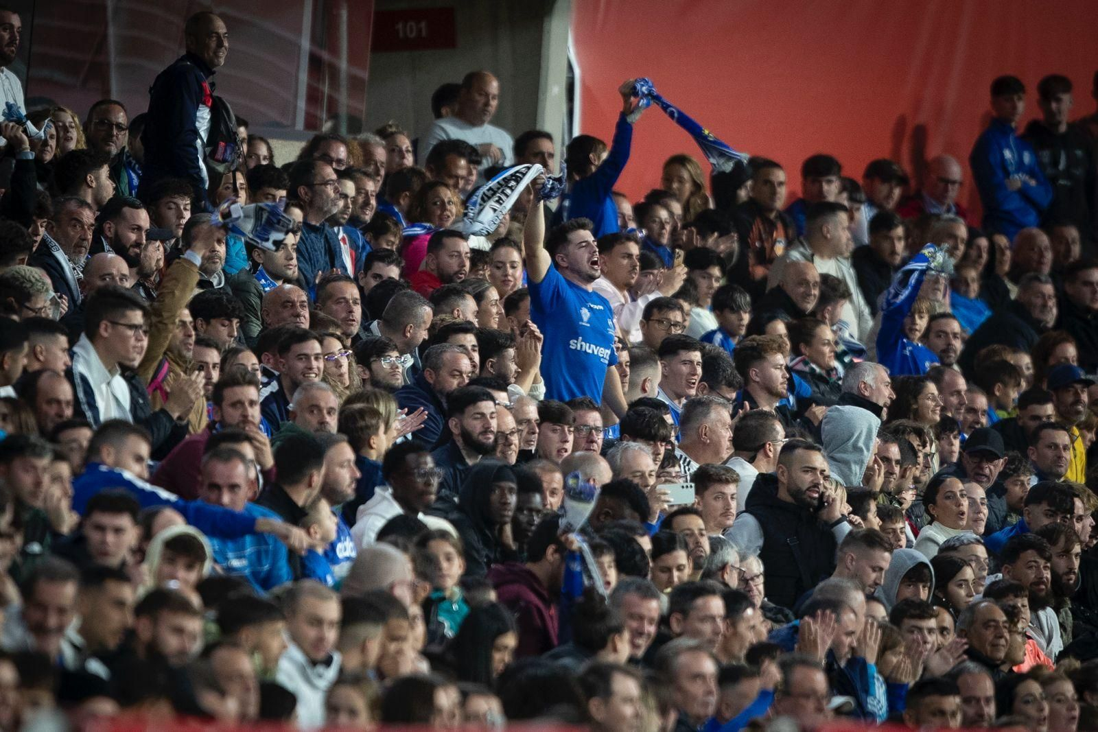 Aficionados animando al Maracena en su duelo copero en Los Cármenes