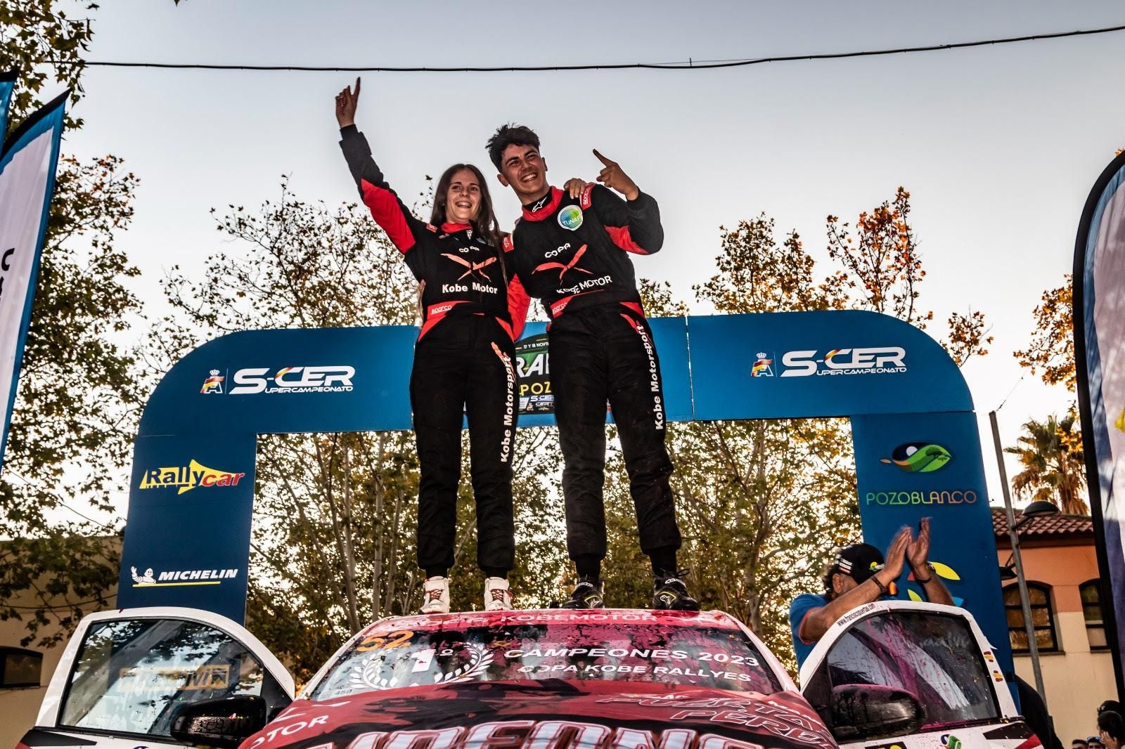 El almeriense Francisco Puertas junto a la malagueña Miriam Antelo celebran el título sobre el podio.