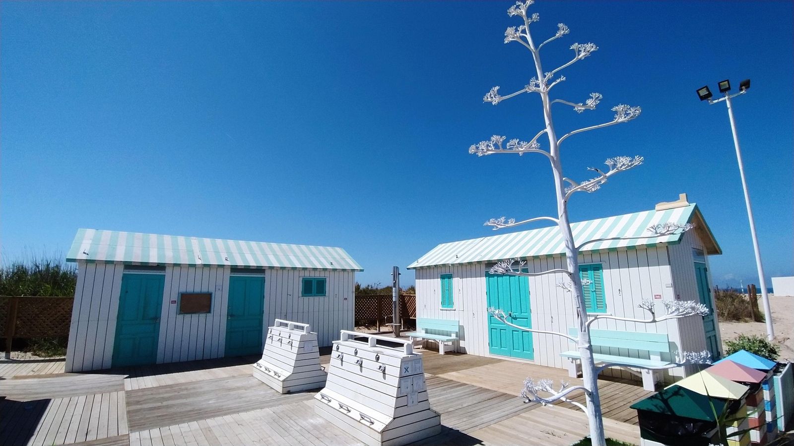 Módulos de servicios, donde se han colocado este año árboles decorativos.