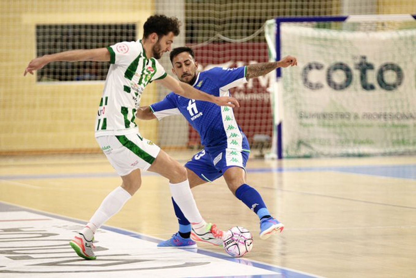 El bético Joselito presiona a un rival.