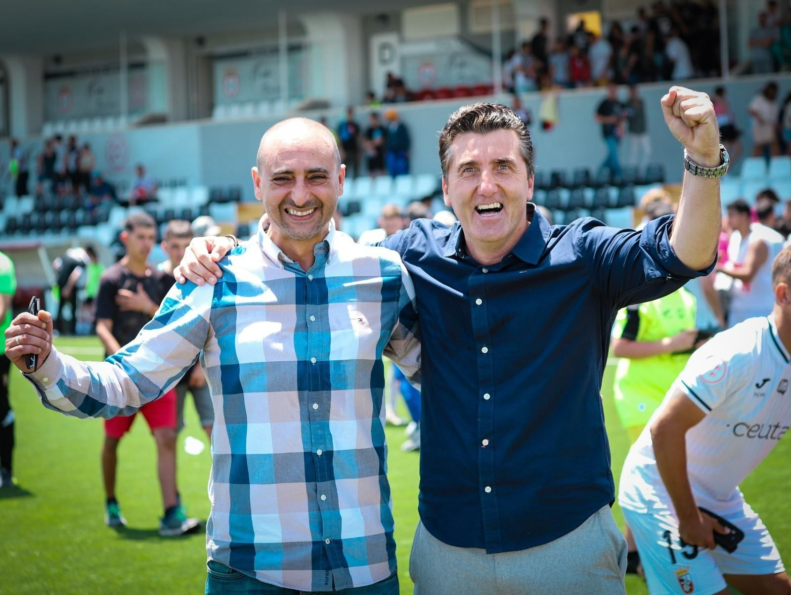 Edu Villegas celebra junto a Luhay Hamido la clasificación para el 'play-off'.