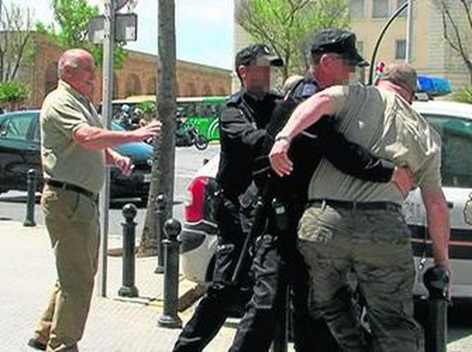 Dos policías y un guardia civil sujetan a un familiar de la víctima cuando el procesado abandonaba la Audiencia.