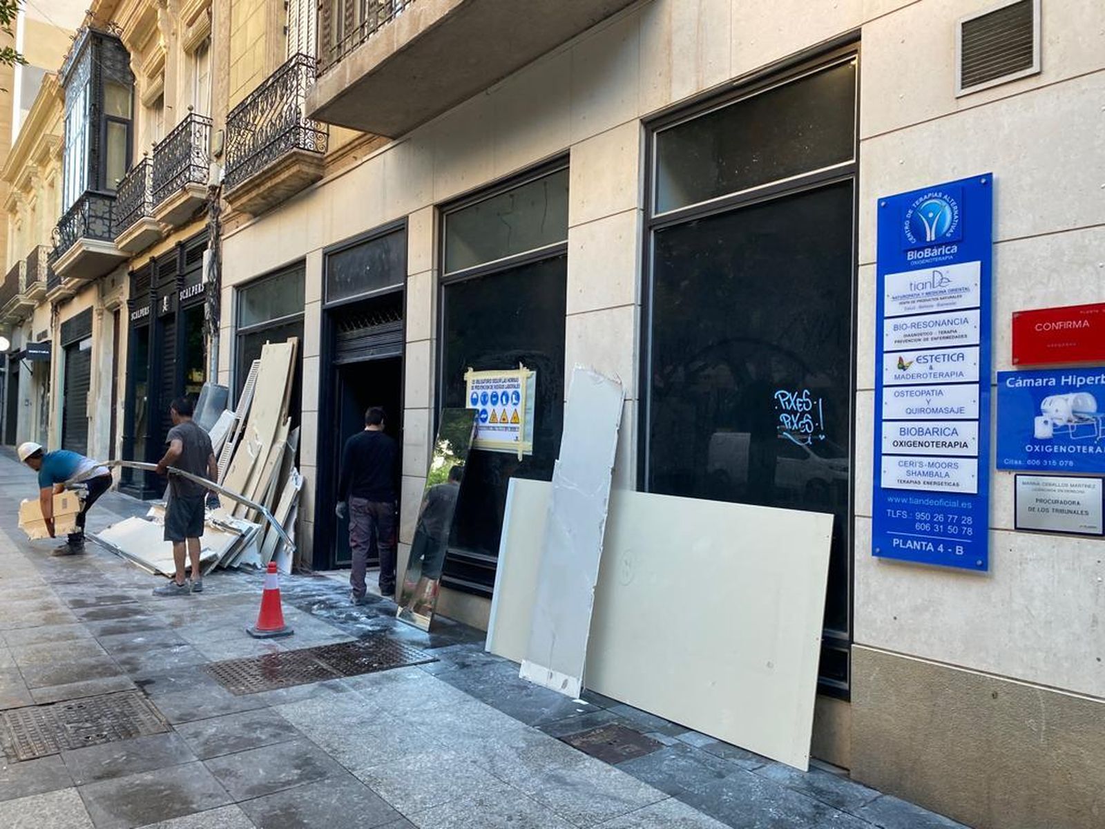 Trabajadores adaptan el local que ocupó Massimo Dutti en el Paseo para las necesidades de la nueva tienda.
