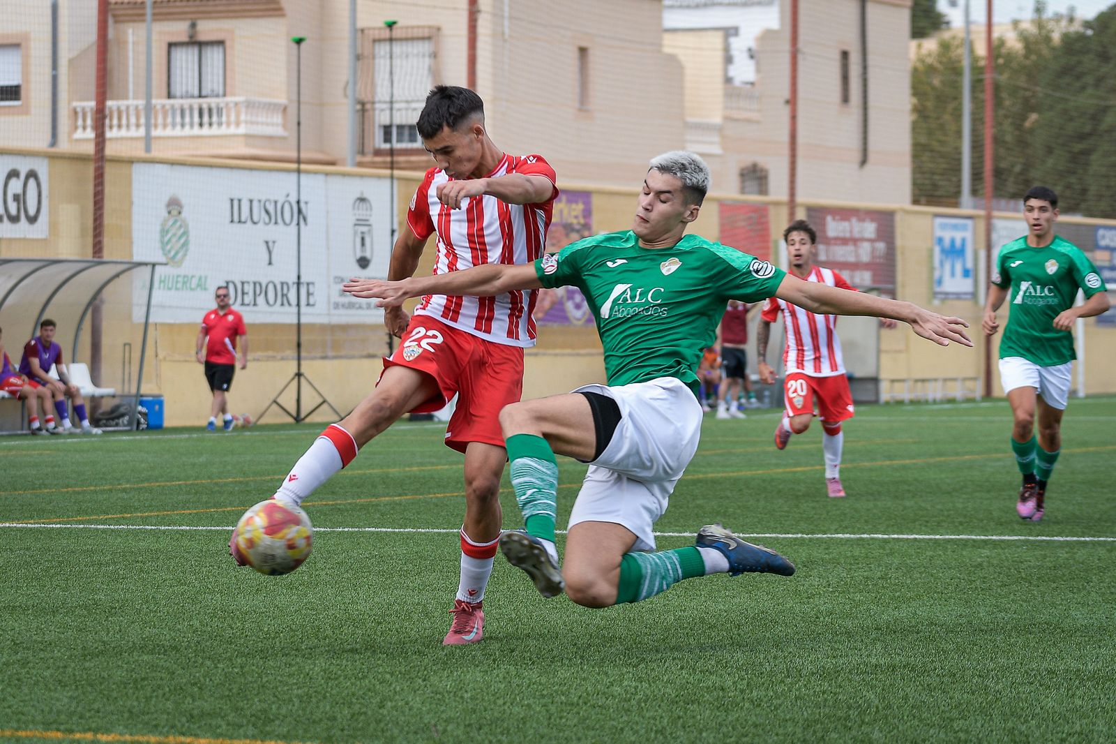 Un jugador del conjunto rojiblanco realiza un disparo durante un encuentro de esta temporada en el Francisco Pomedio.