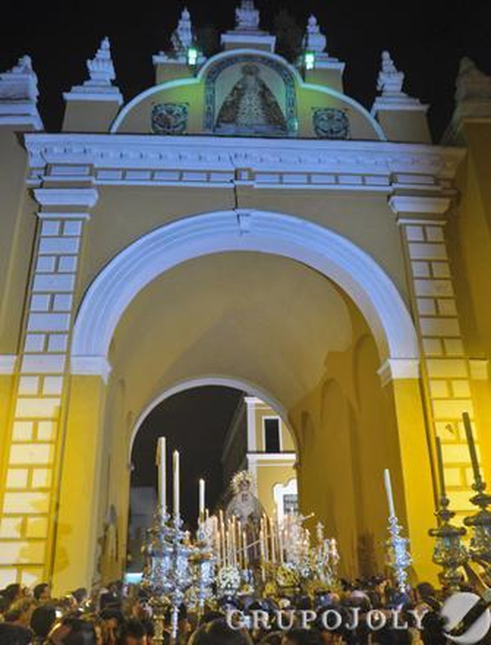 La Macarena atraviesa el arco.

Foto: Manuel Gomez