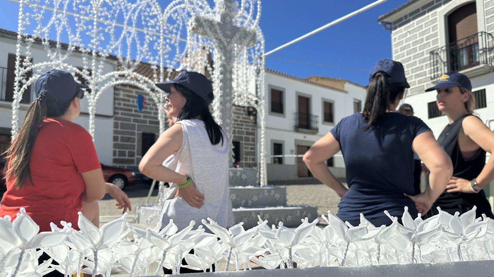 Imagen durante el montaje de las cruces.