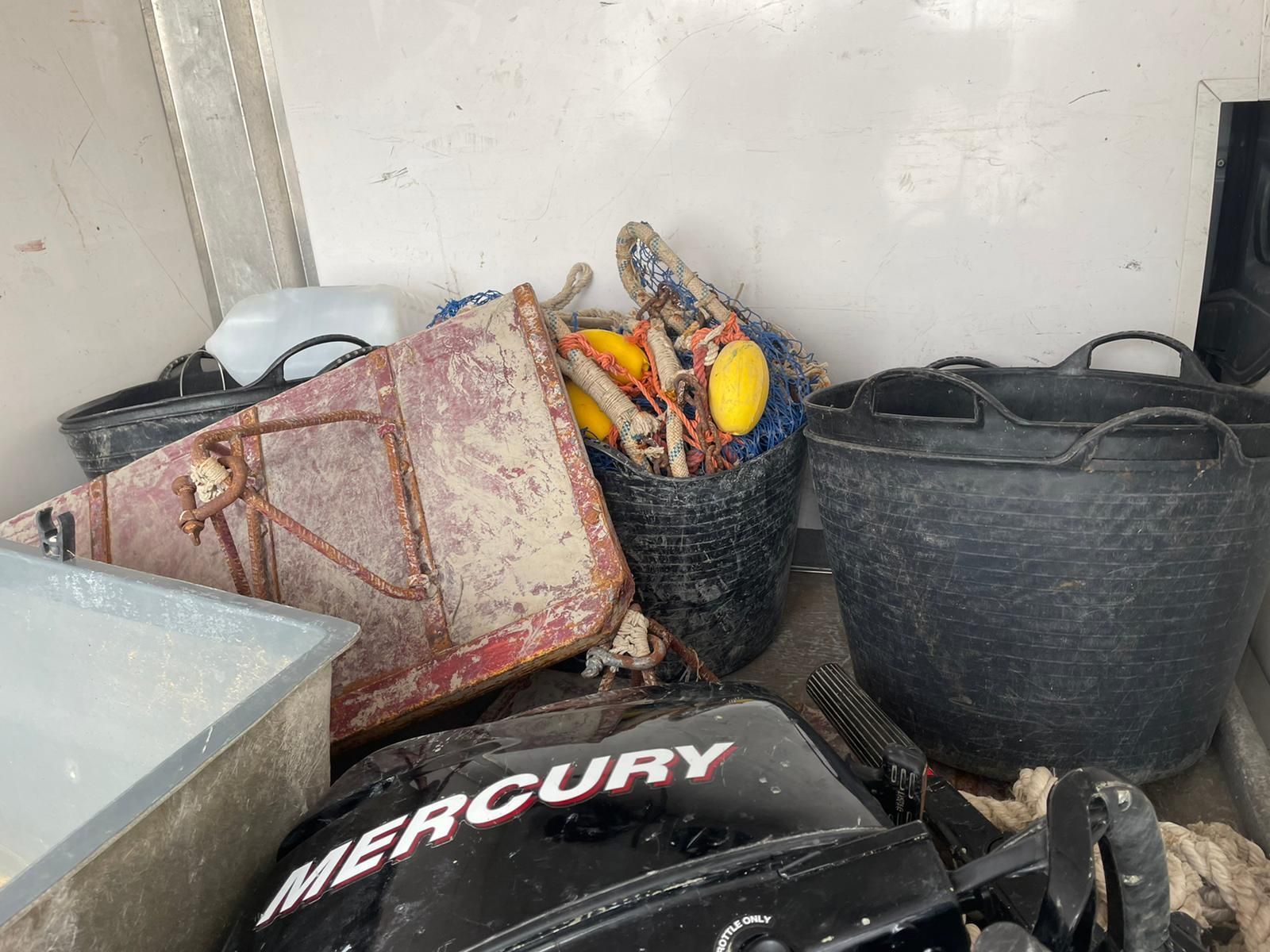 Material incautado en la embarcación.