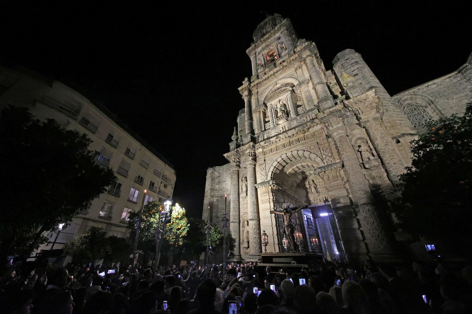 El Santísimo Cristo de la Sed, saliendo de San Miguel en la noche de este sábado.