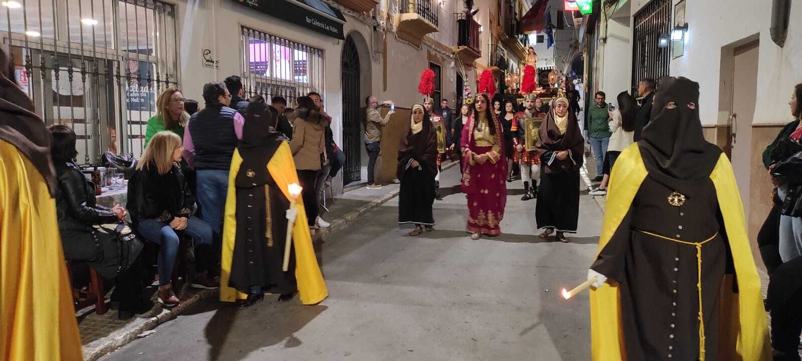 Miércoles Santo en Iznájar: La colorida procesión del Cristo Amarrado a la Columna, en imágenes