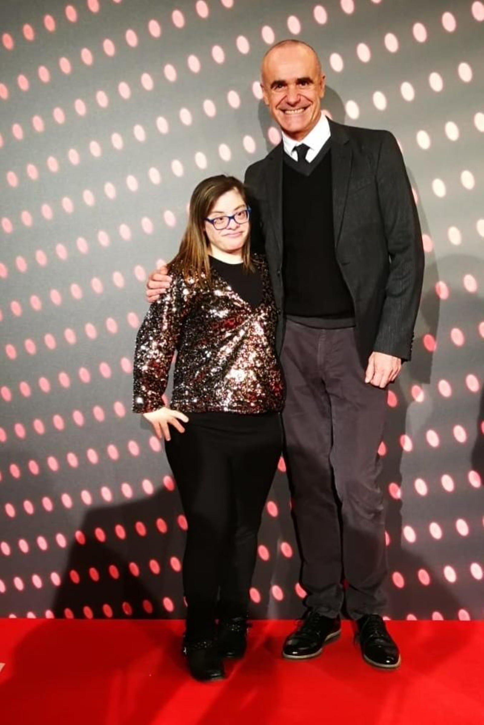 Antonio Muñoz posa con una de las actrices de 'Campeones'.