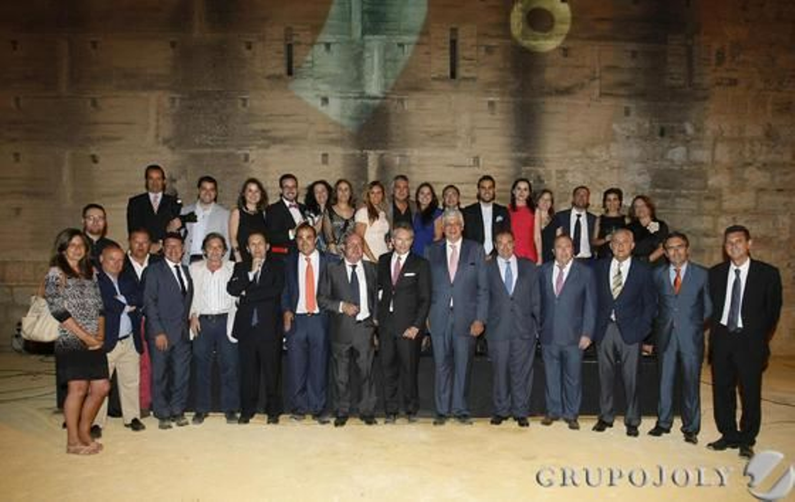 La plantilla del Diario junto a colaboradores; el presidente del Grupo Joly, José Joly; el director general, Tomás Valiente; el director de publicaciones, José Antonio Carrizosa, Manuel Guerrero y David Fernández. 

Foto: Manuel Pascual · Miguel Angel Gonzalez · Manuel Aranda
