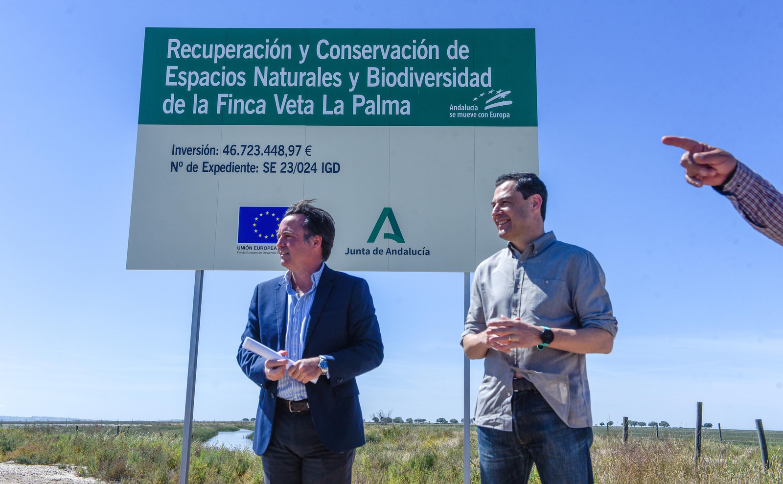 La visita del presidente de la Junta de Andalucía a la finca Veta la Palma, en imágenes