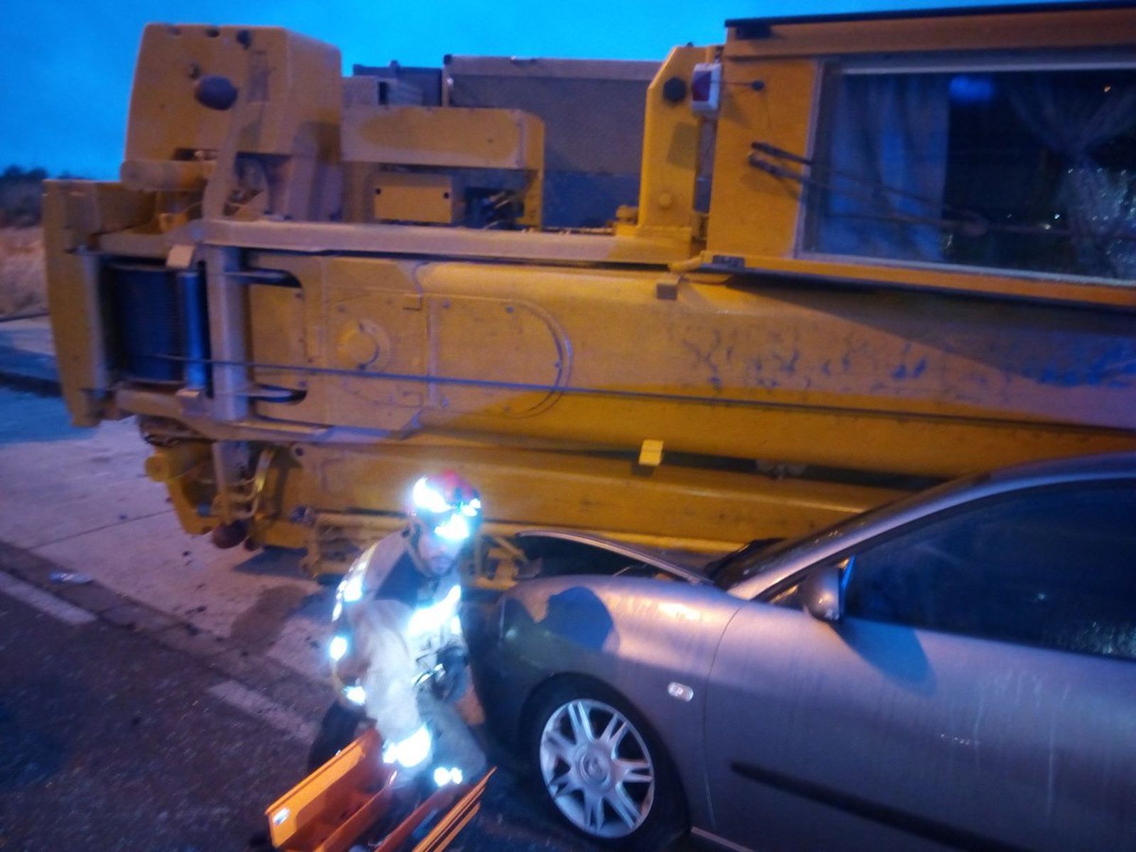 El camión volcado sobre un vehículo estacionado en la vía pública