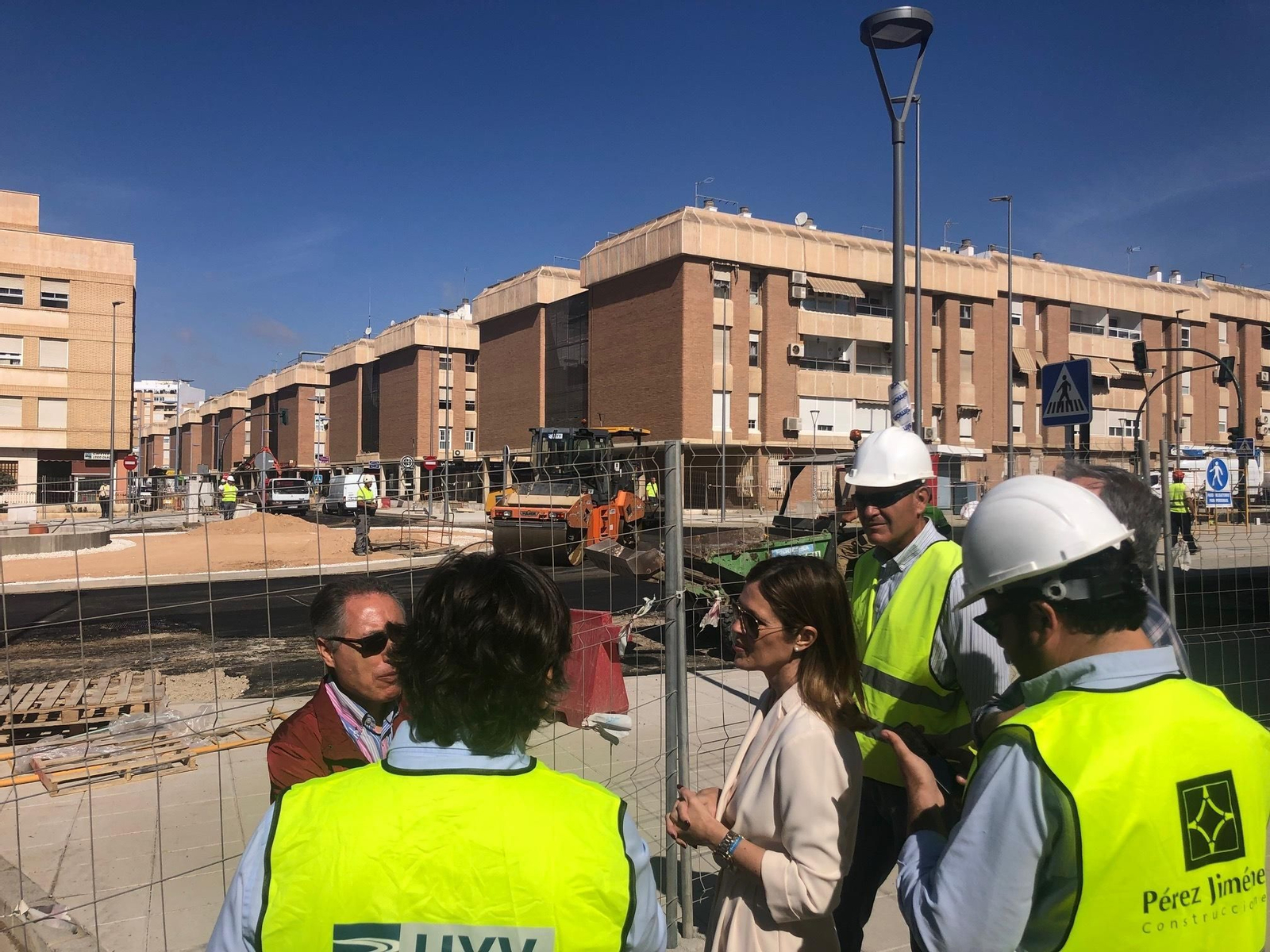 La concejala Ana Martínez Labella supervisa las tareas de asfaltado