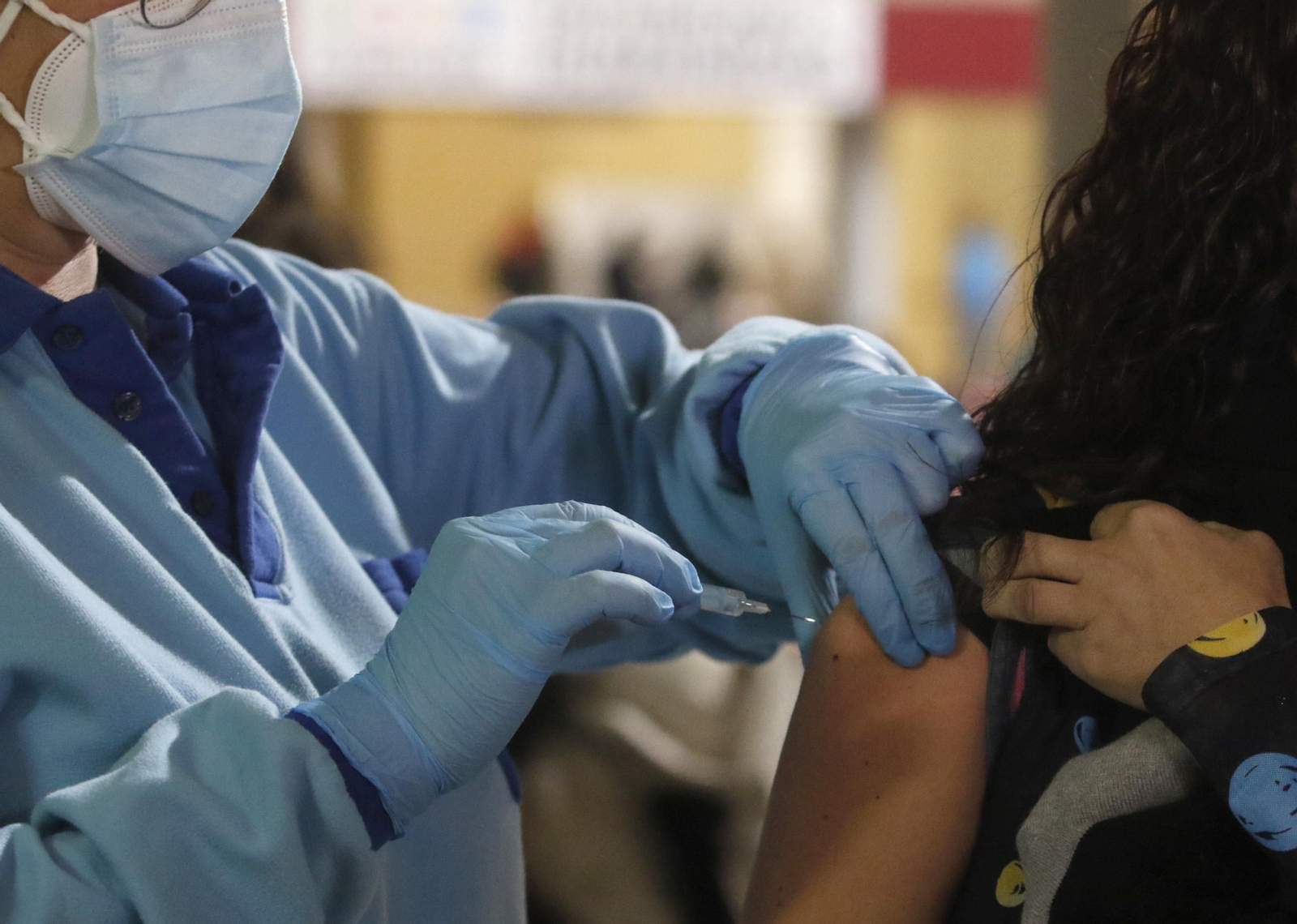 Una persona recibe la vacuna contra el coronavirus.